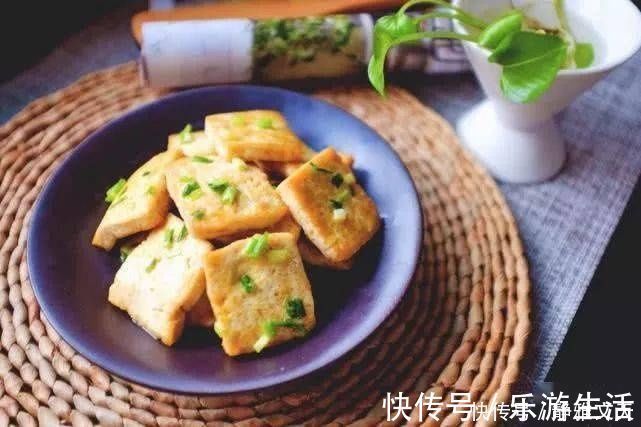 煎豆腐时，不要直接放油煎，巧用这一妙招，豆腐才外酥里嫩不油腻