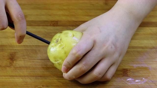 土豆上插上1根筷子，教你简单一做，比吃大鱼大肉还过瘾