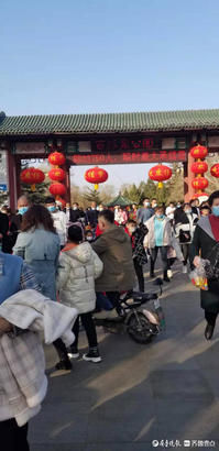 章丘百脉泉公园，游人如织泉水欢