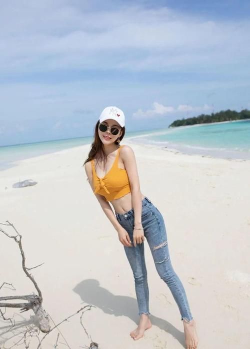 穿搭 紧身牛仔裤果然百搭,在沙滩上也毫不突兀,真是太性感了!