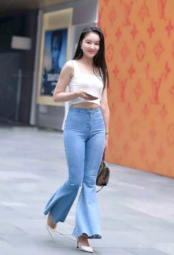 本人|身材凹凸的喇叭裤美女,我要是能背着她就好了!