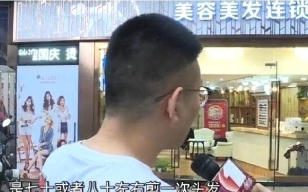 男子去理发惨遭嘲讽,店家∶没钱就别来剪头,装什么大款!