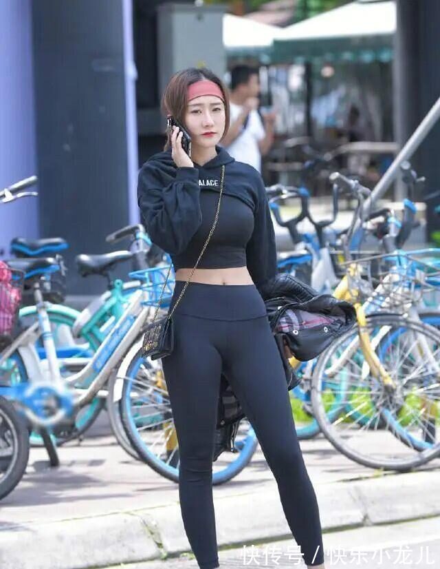 连帽卫衣 黑色连帽卫衣搭配打底裤,并不简单,摆脱普通