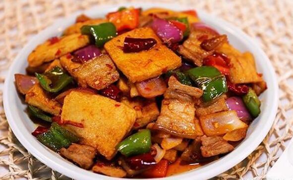 美味的家常菜，有肉有菜，非常爽口，做法简单，15分钟就能上桌