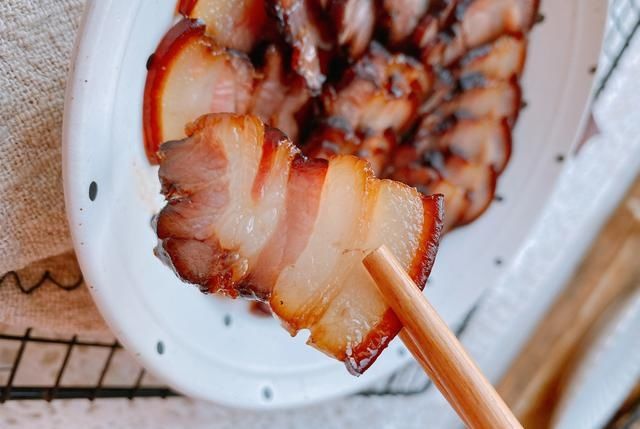 几十年的酱油肉配方,4个技巧,咸度适中,色泽红亮比腊肉更好吃