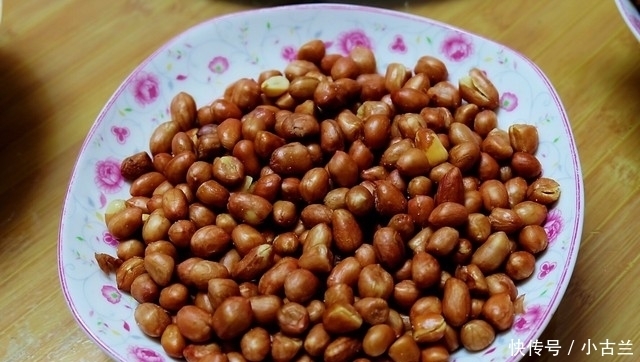 在娘家聚餐,弟媳妇做了一大桌子菜招待,样样都好吃,亲友全点赞