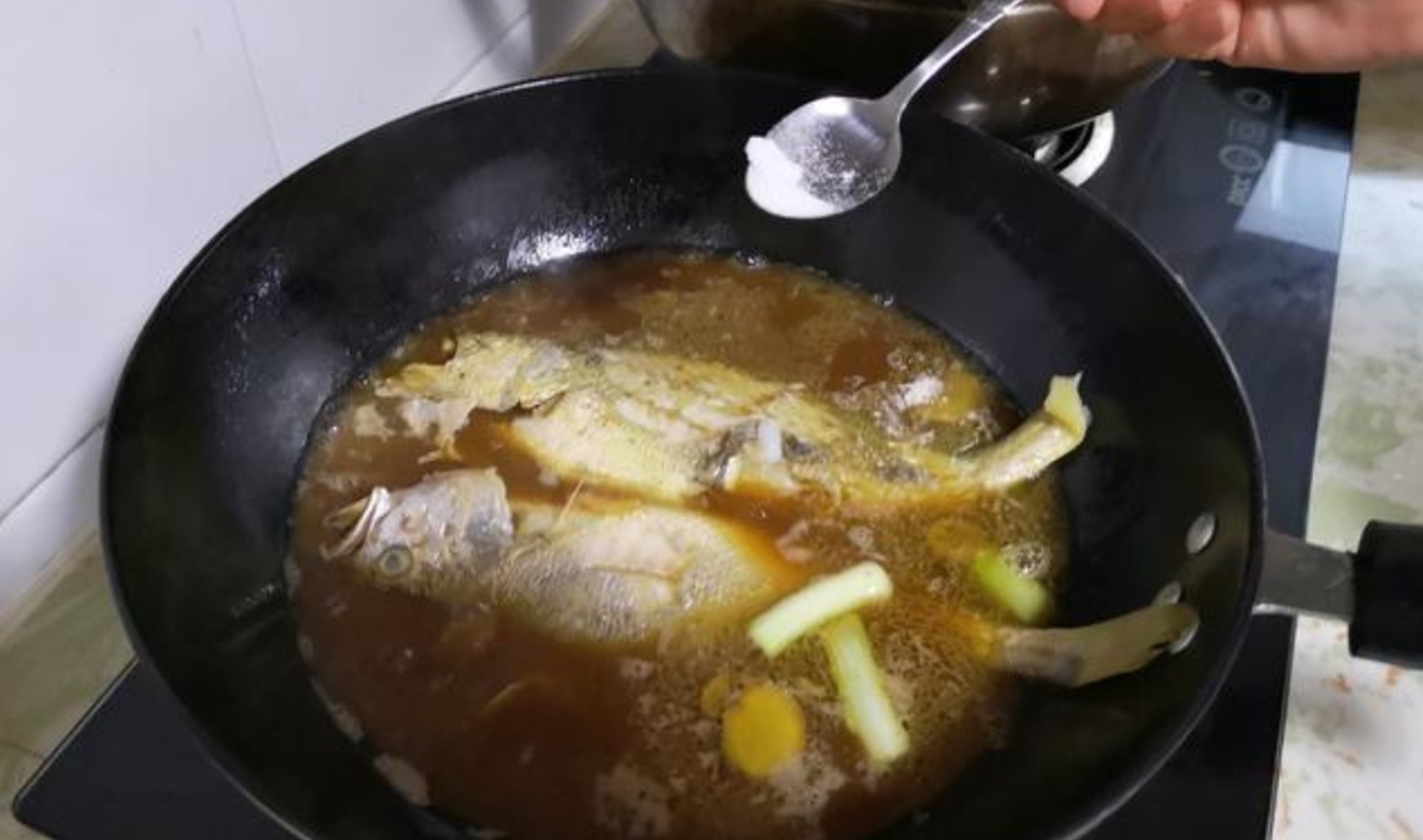 做鱼时,去腥加酒加醋是大错特错!教你最好吃做法,上桌就扫光