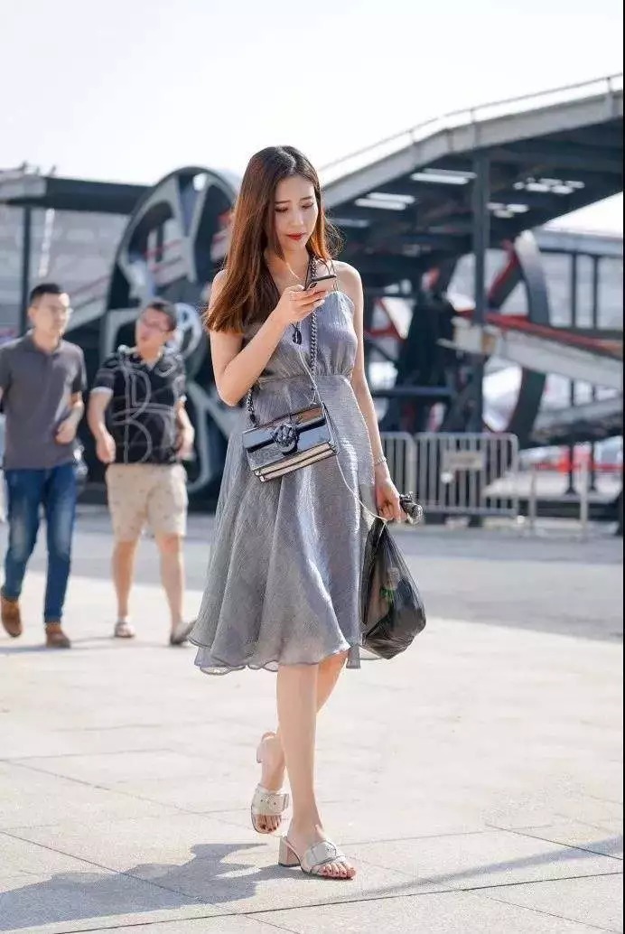 身材|女性搭配高跟鞋,彰显出婀娜多姿的身材