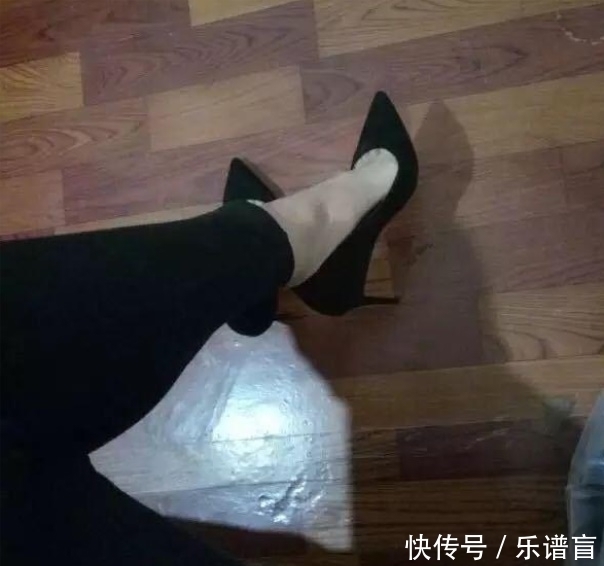 设计|简约典雅的黑色尖头高跟鞋,自然光下显得璀璨且华美