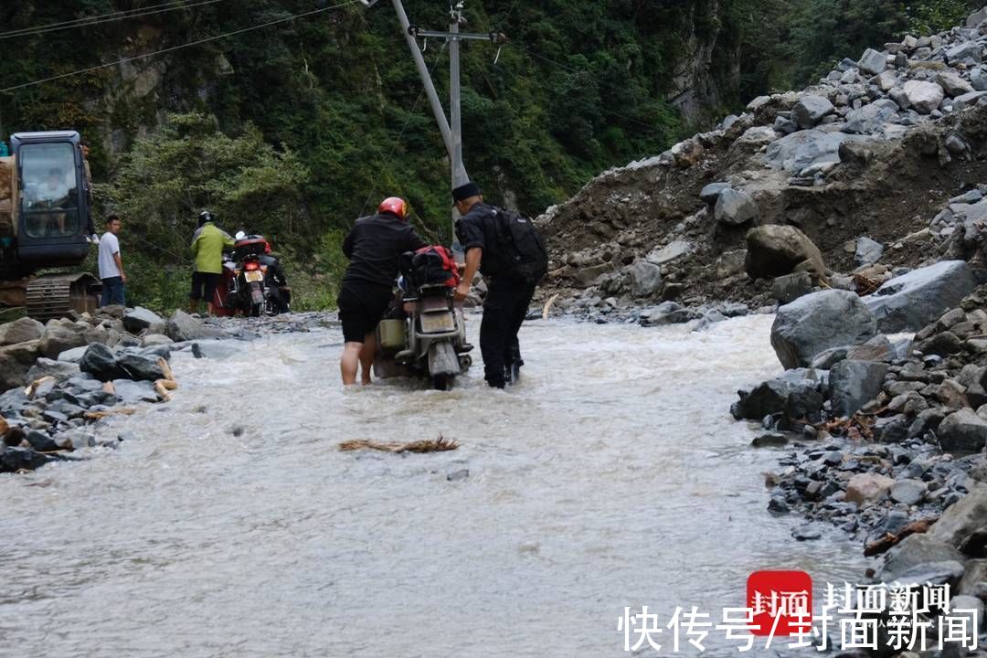 失联|四川雅安天全泥石流致人员失联 当地警方出动千余人次紧急抢险救援