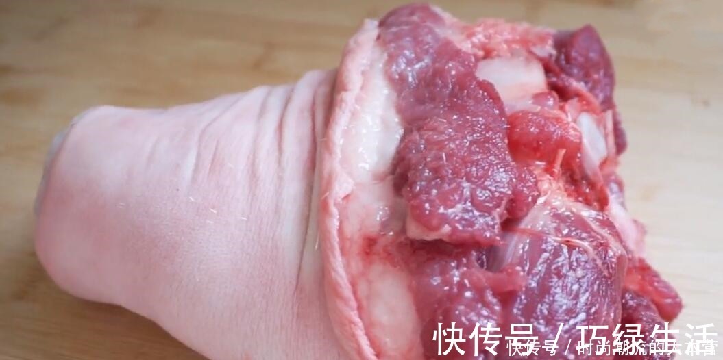 大厨教你做红烧肘子,秘制方法超简单,肉质软糯脱骨,又香又好吃