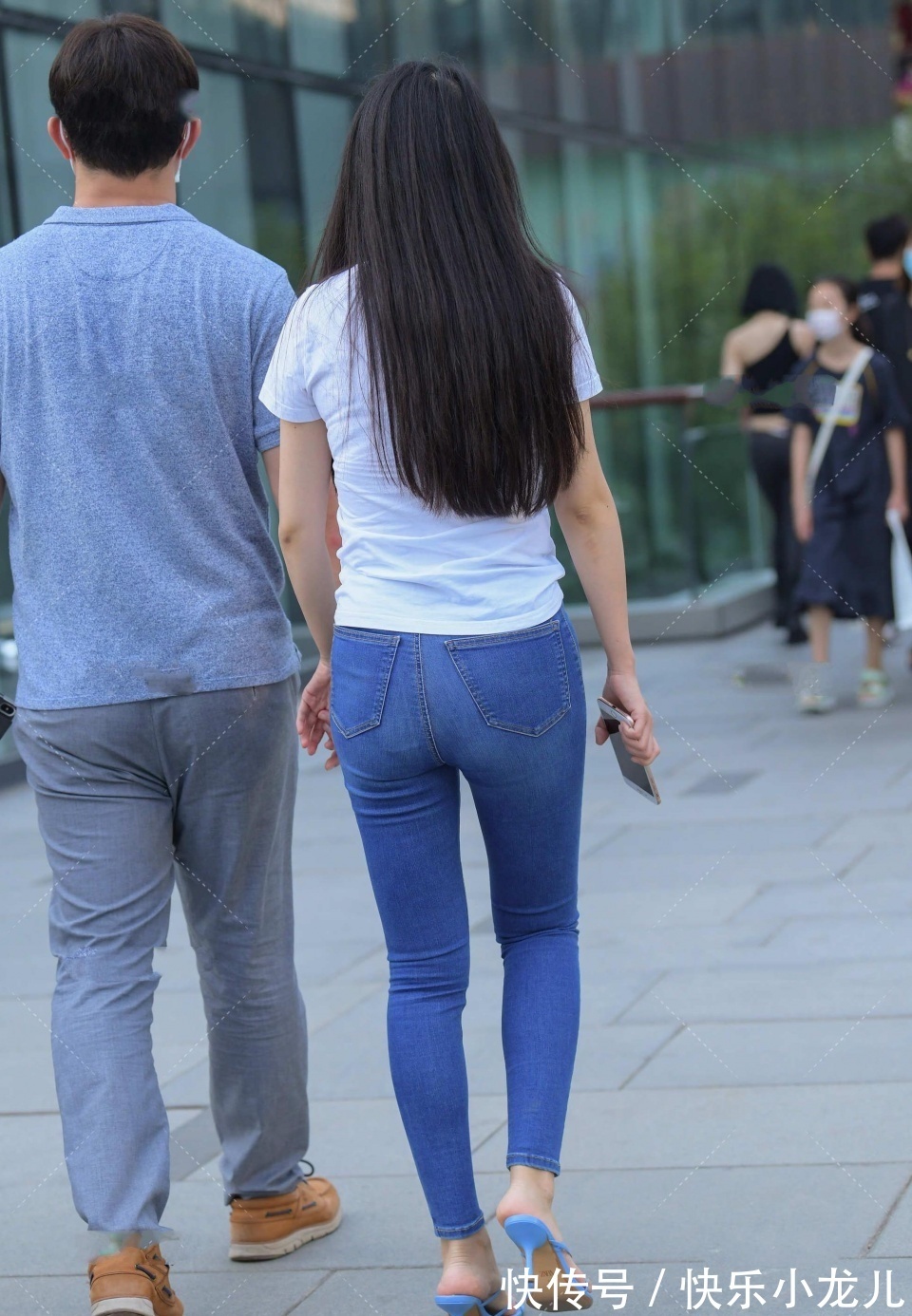 白色短袖|美女走路姿势充满自信，追求者必须排长队， 不知道排到法国没有