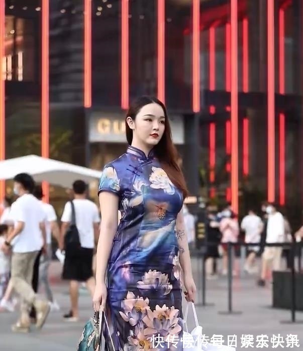 旗袍 人来人往的广场,旗袍女孩才是时尚的主角