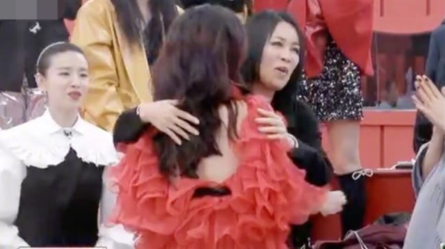 黄晓明问那英：王菲平时会不会追《浪姐2》？那英的回复全场笑翻