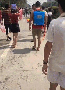 |搞笑图片:羡慕人家的爱情,女朋友还能兼档泥板,真好