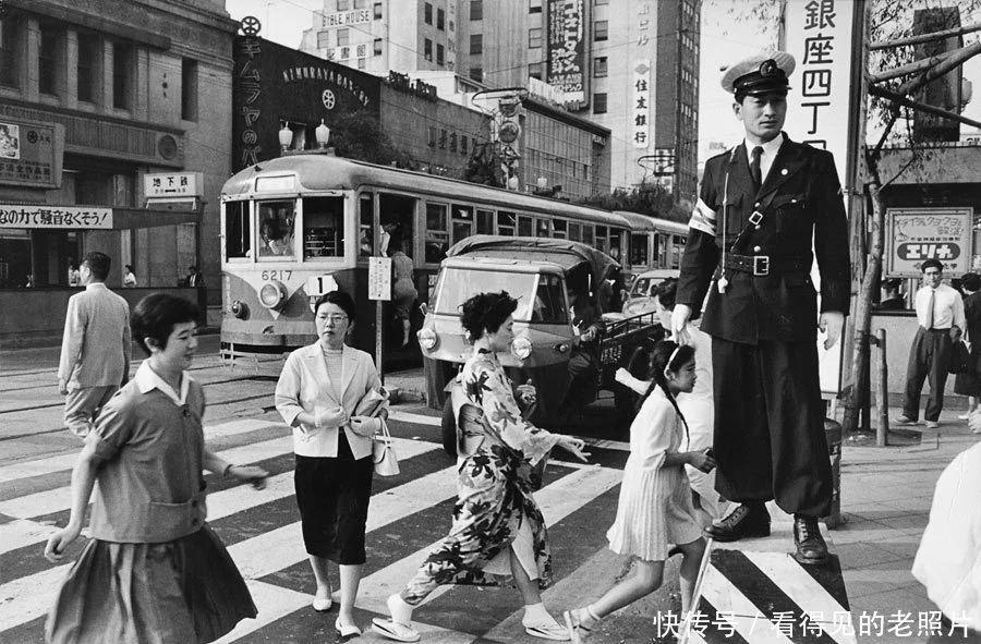 1958年，日本东京银座，这里是东京最繁华的商业区，日本现代化的标志和橱窗，道路两旁百货公司和各类商店鳞次栉比。