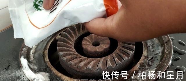 开支|今天才知道，把白醋倒在燃气灶上，一年省出好几百开支，方便实用！