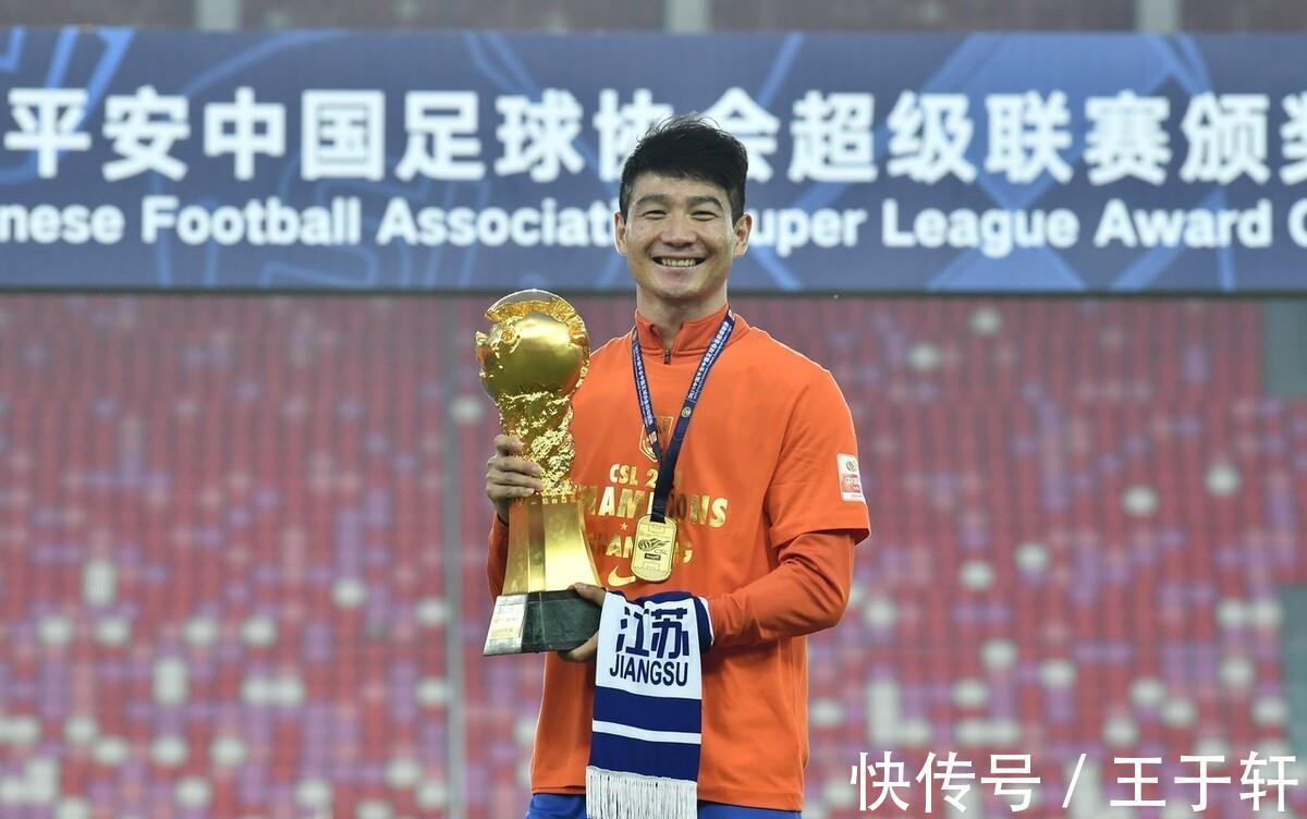 费莱尼|有情有义!吉翔佩戴苏宁围巾领奖,泰山队冠军服有蒿俊闵名字