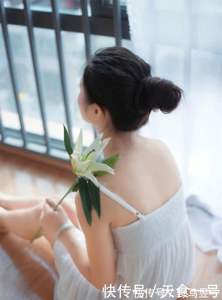 时髦 丰满红润的美女，搭配时髦，充满女人味！