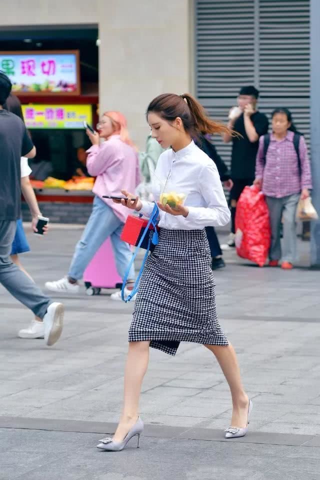 小姐姐|温柔魅力的小姐姐，大长腿十分亮眼，养眼又好看