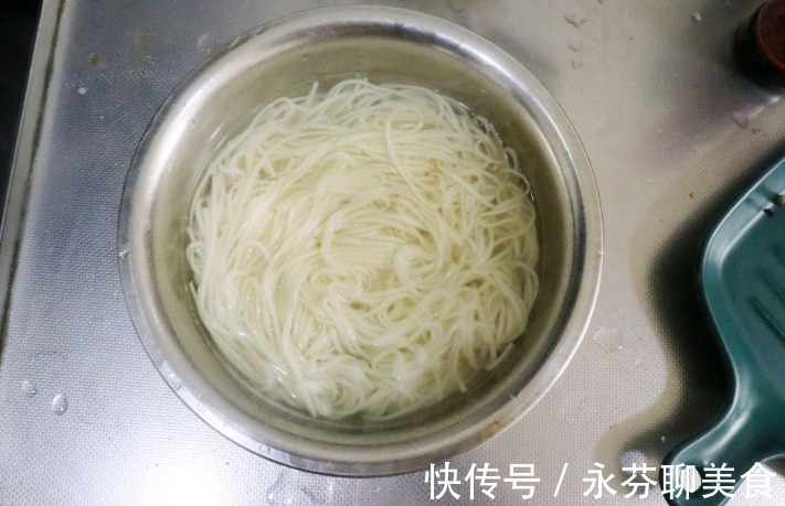 菇面|好吃到舔盘的土豆肉末拌面,酱香浓郁,一碗根本就不够吃