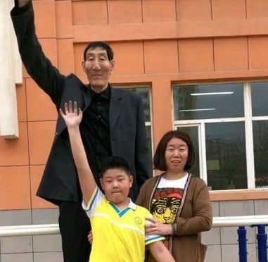 如今|“巨人”鲍喜顺老来得子，医生担心孩子的身高，如今一切正常