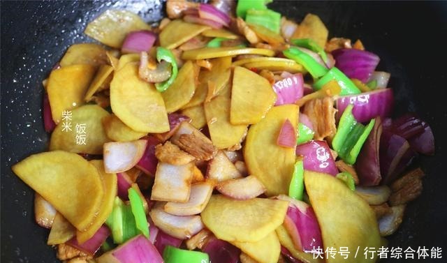  土豆炒着吃，搭配这3样，鲜香又开胃，炒一大盘不够吃