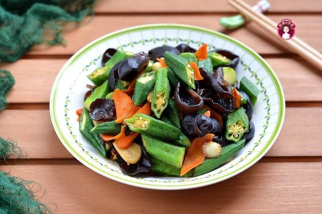 凉拌|秋葵别老凉拌了,和这2种菜同炒倍儿下饭,脆嫩鲜香有滋味