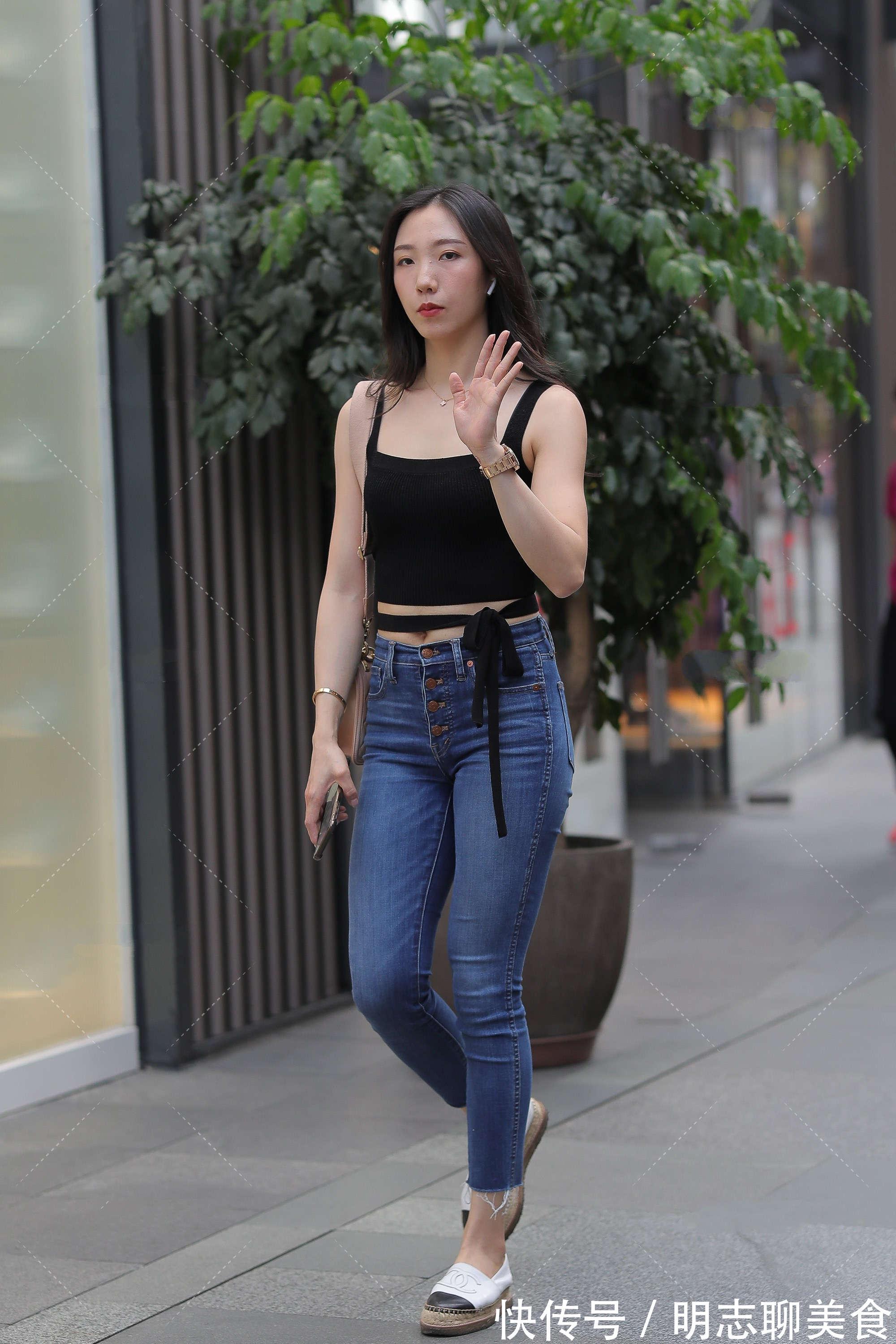 背心 直筒小脚裤搭配小款背心, 凸显气质, 变身时髦达人