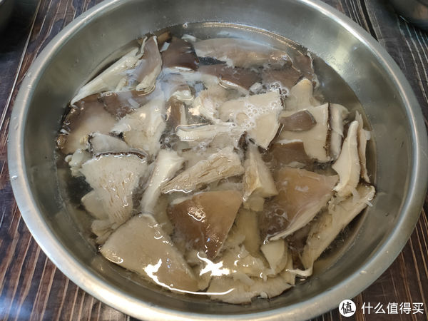 干炸蘑菇，挂糊还是直接炸？都不对，教你正确做法，又香又酥又脆