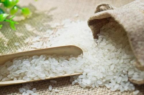 脸上暗沉长斑的人，晚上别用清水洗脸，教你这样做，皮肤白嫩透亮