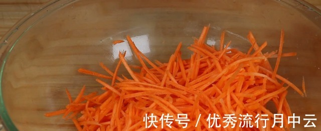胡萝卜上锅蒸一蒸，是我家过年必做压轴菜，每年这道菜都先光盘！