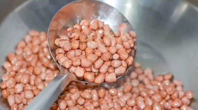 炒花生米时,直接下锅就毁了!大厨:多加一步,花生不是脆而是酥