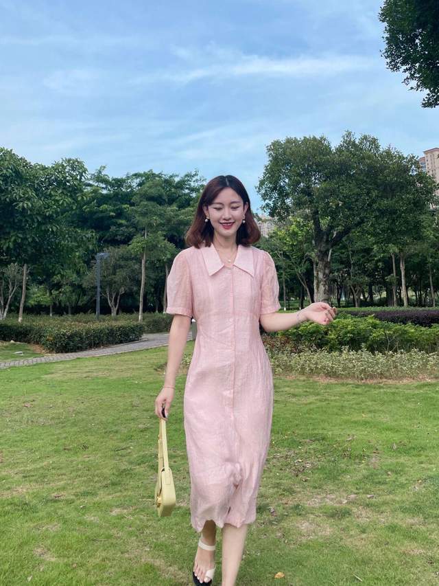 牛仔裤|想要搭配出氛围感其实很简单,条纹衫配牛仔裤简约利落,高级时髦