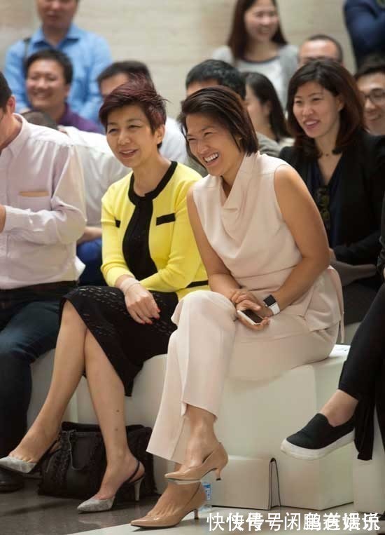 裙装 潘石屹老婆罕露面,短发配蓝裙气场强大,两口子精英气质还真登对