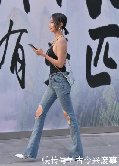 高级女孩 黑色吊带搭配开洞的牛仔裤,设计风格独特,层次感丰富