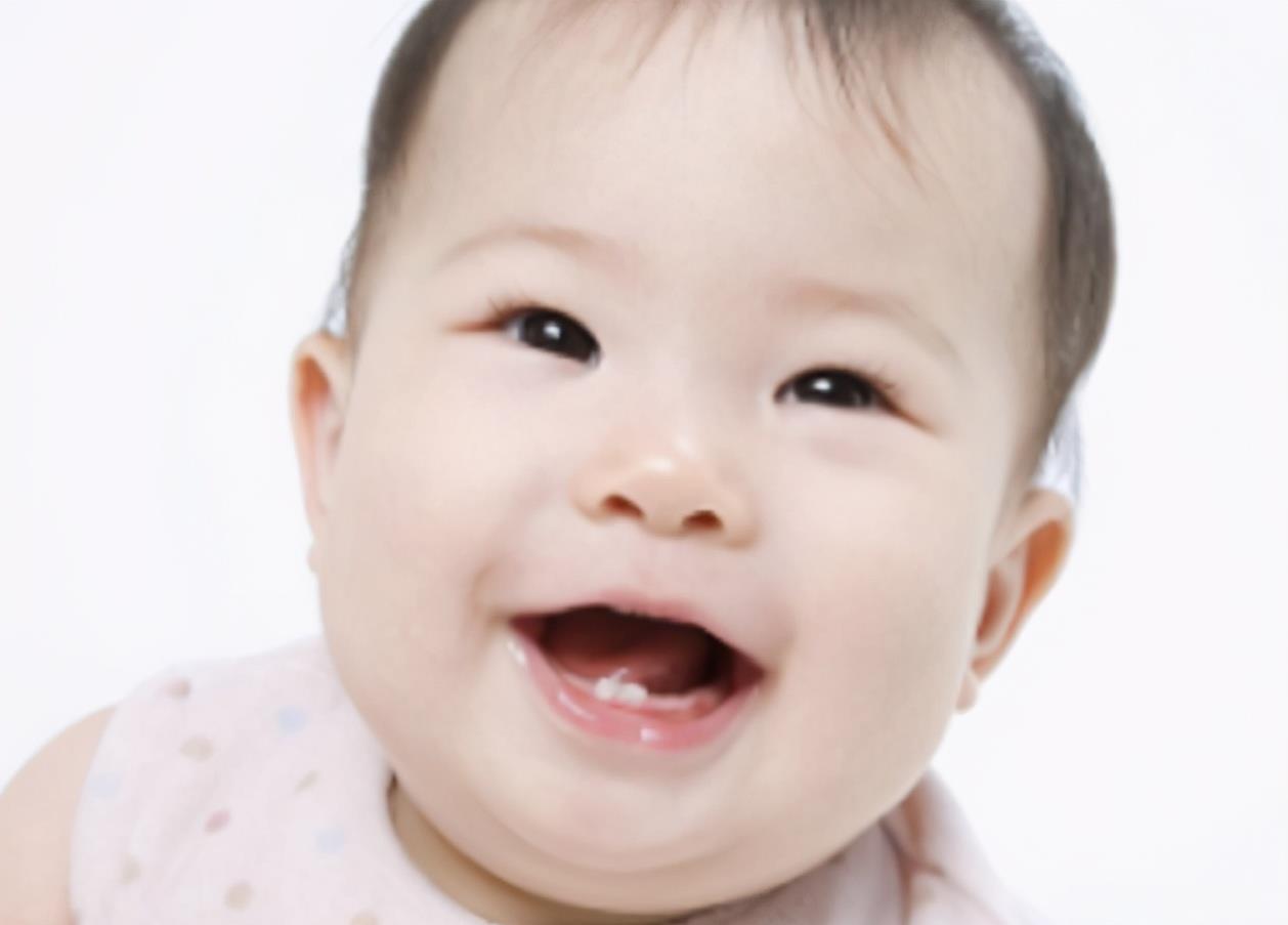 不紧不慢|宝宝“钻碗”火了,妈妈喂饭不紧不慢娃直接啃碗,网友:性子忒急