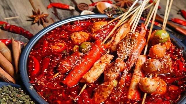 青睐|街角李叔的串串小店,凭借酱香菜多深受吃货们的青睐,想吃早点来