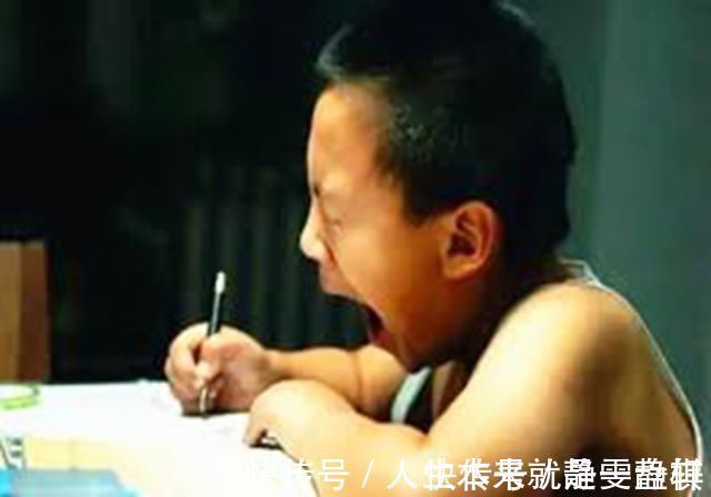 损失|孩子从小陪爸妈熬夜,身高发育暂缓,医生斥责:至少损失5cm