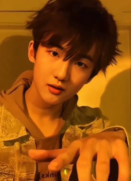 娘炮|“吃个桃桃”之后,风小逸cos“狼少年”,网友:去做手术吧