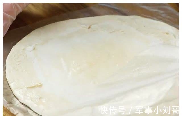 手抓饼还能这么吃?搭配芝士和火腿,焦香又拉丝,孩子爱吃的早餐