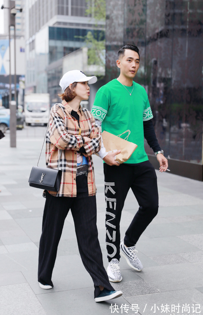 一字肩|街拍,一字肩格子上衣搭配牛仔半身裙,休闲青春范