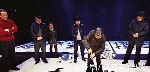 王羲之&女书法名家周慧珺也在地上写起了大字,玩起了曾翔那一套!