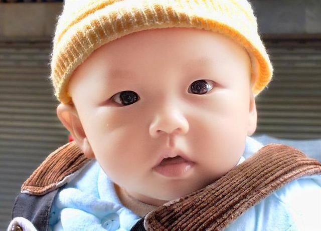 生无可恋|妹妹与哥哥相差10岁,哥哥带妹出行一脸生无可恋:比书包重多了