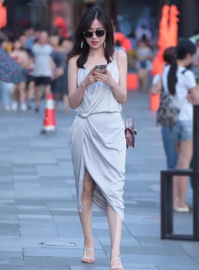 亮色吊带连衣裙,搭配白色时尚高跟凉鞋,动人美感油然而生