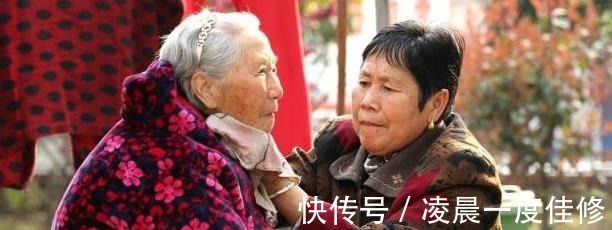 老人|假孝顺养老模式“流行”，子女争先效仿，父母无奈哀叹