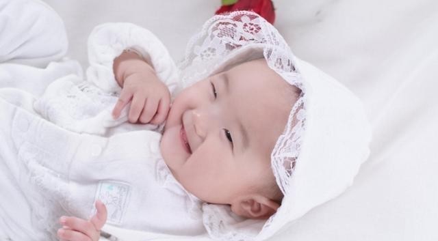 孩子|爸爸姓杨，随口给五胞胎取了名字，上户口时工作人员笑出了声