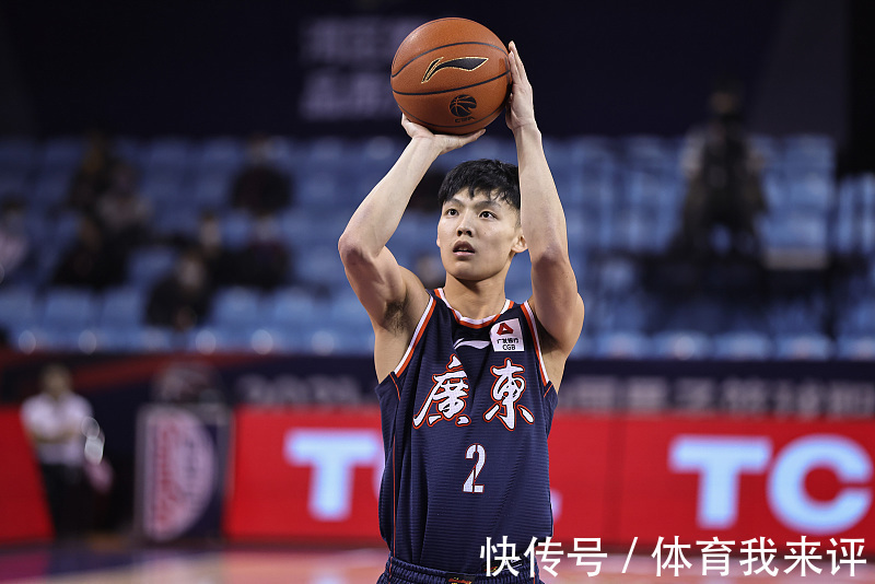 球队|徐杰约会相约烧烤摊!女友穿着时尚长相清纯,曾弹钢琴独奏小星星
