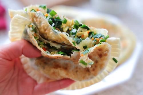 懒人韭菜盒子，不和面不揉面，皮薄馅大，而馅料特别柔和