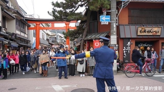 来到京都发现一条小街正在赶庙会，就来看看庙会上有些什么美食吧